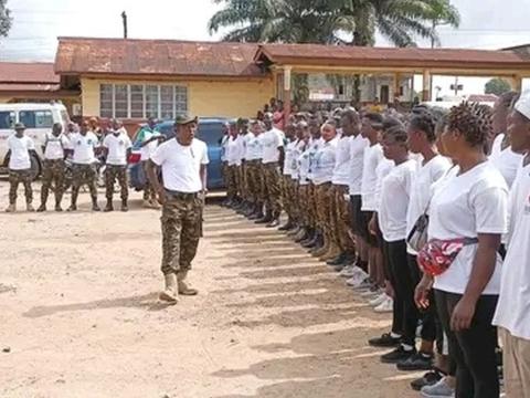 Col. A O Kamara addressing the team before the cleaning exercise