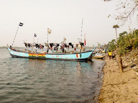 A Fanti boat at a bank of the Moa River in Solima (1)