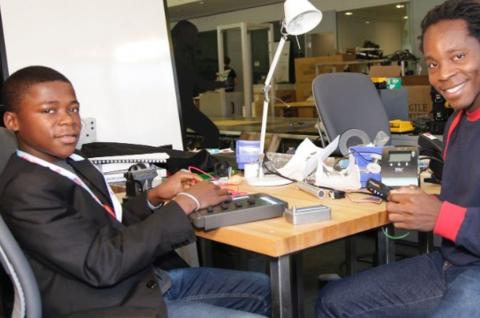 Kelvin Doe and David Sengeh in an MIT lab