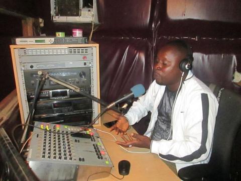 Radio Wanjei Manager in Pujehun presenting