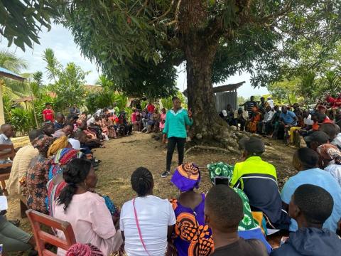 Rugiatu Lahai speaks to residents of Joru village 