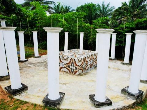 The tomb of the unknown civilian surrounded by sixteen pillars representing the sixteen districts