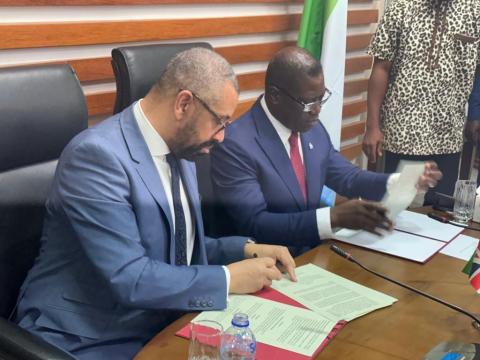 UK foreign secretary and Sierra Leone foreign minister signing the agreement