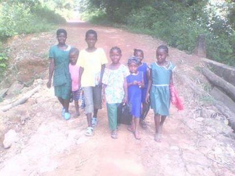 Deprived class 1 pupils trek more than one mile to school in Kandu Lekpeyama Chiefdom