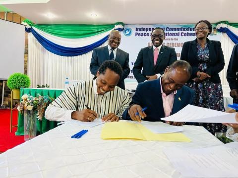 Chief Minister David Sengeh (L) and Samura Kamara (R) signing the agreement